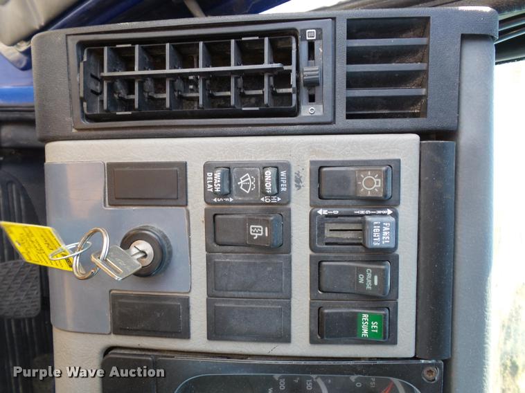 image for item DA5821 2004 Freightliner FL70 grain truck