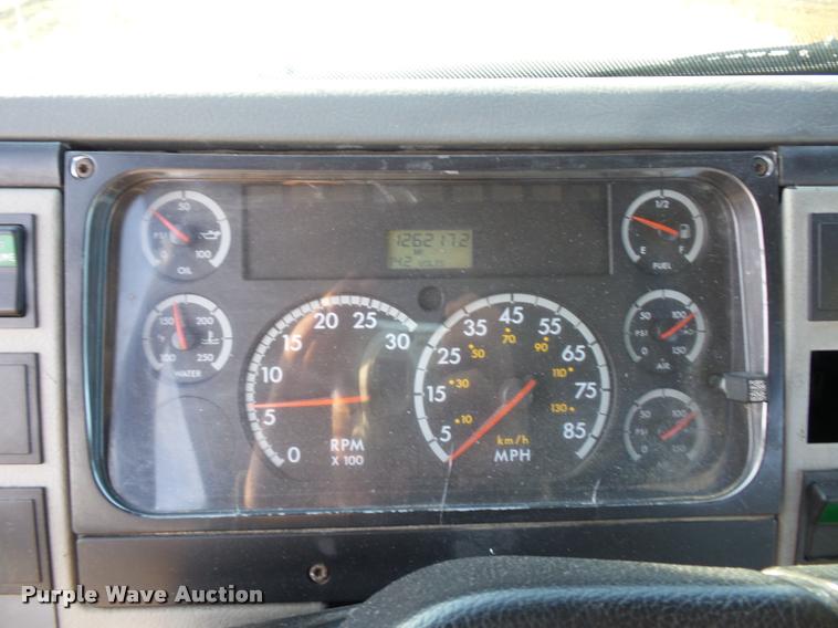 image for item DA5821 2004 Freightliner FL70 grain truck