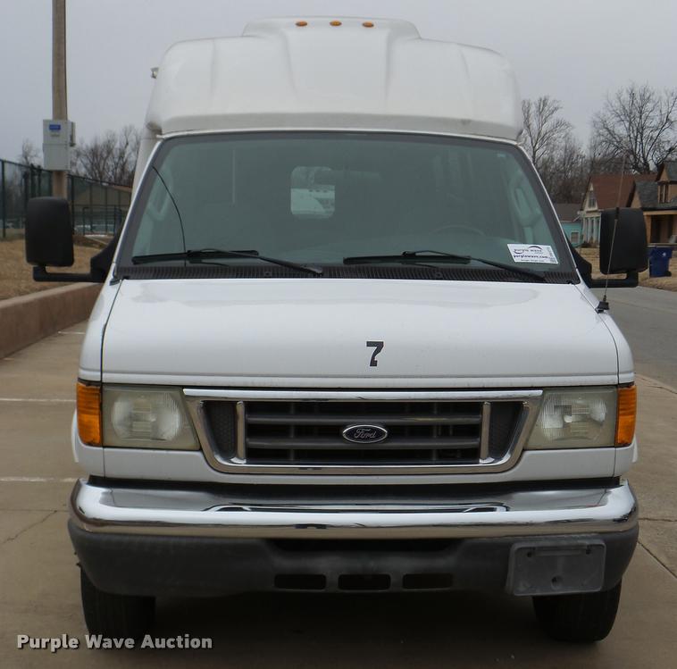 image for item DB2272 2005 Ford E350 Super Duty shuttle bus