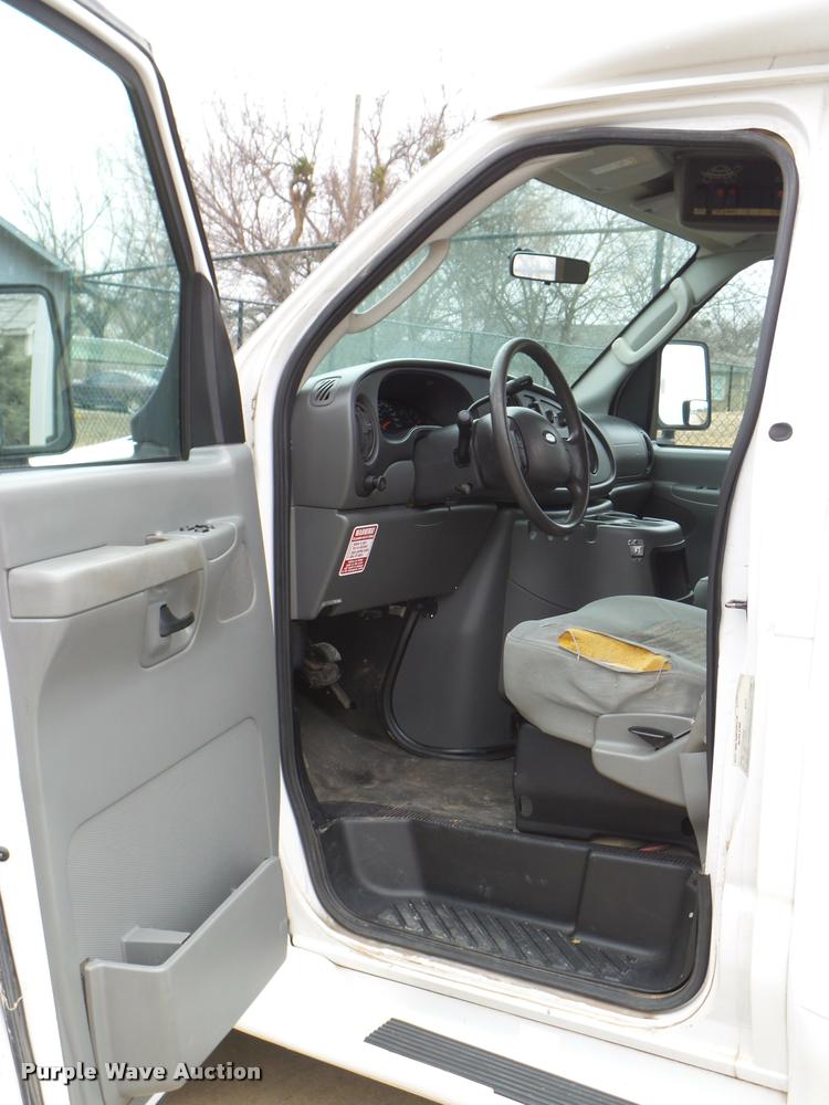 image for item DB2272 2005 Ford E350 Super Duty shuttle bus