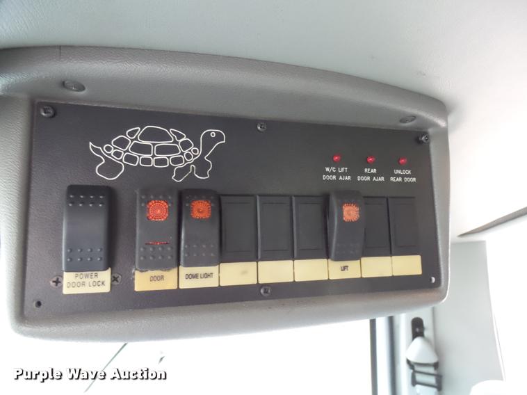 image for item DB2272 2005 Ford E350 Super Duty shuttle bus