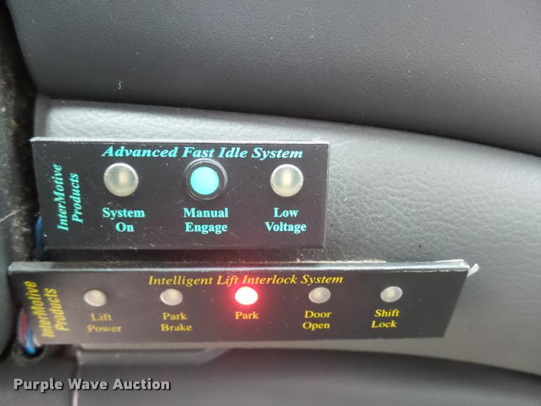 image for item DB2272 2005 Ford E350 Super Duty shuttle bus