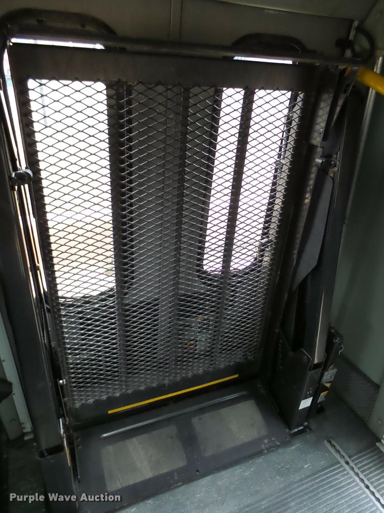 image for item DB2272 2005 Ford E350 Super Duty shuttle bus