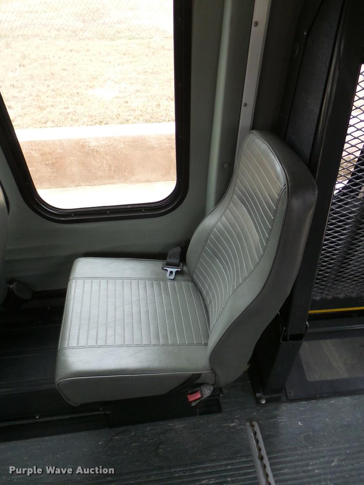 image for item DB2272 2005 Ford E350 Super Duty shuttle bus