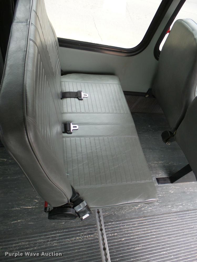image for item DB2272 2005 Ford E350 Super Duty shuttle bus