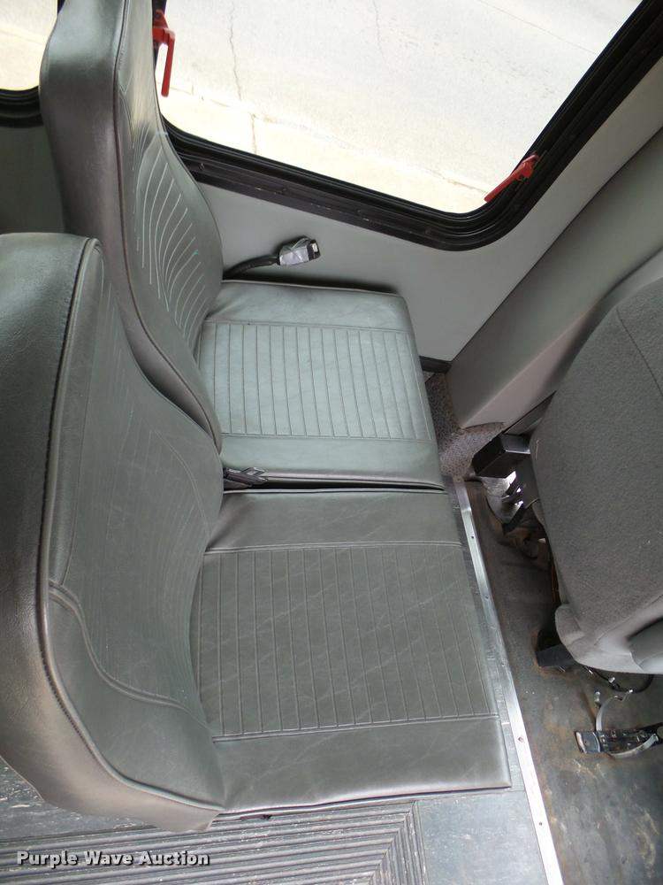 image for item DB2272 2005 Ford E350 Super Duty shuttle bus