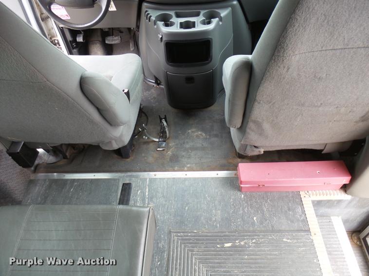 image for item DB2272 2005 Ford E350 Super Duty shuttle bus