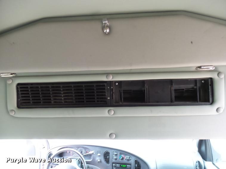 image for item DB2272 2005 Ford E350 Super Duty shuttle bus