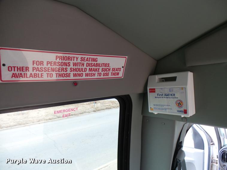 image for item DB2272 2005 Ford E350 Super Duty shuttle bus