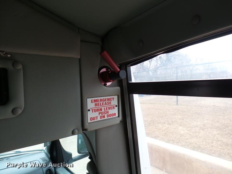 image for item DB2272 2005 Ford E350 Super Duty shuttle bus