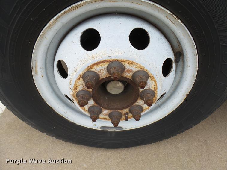 image for item DB2272 2005 Ford E350 Super Duty shuttle bus