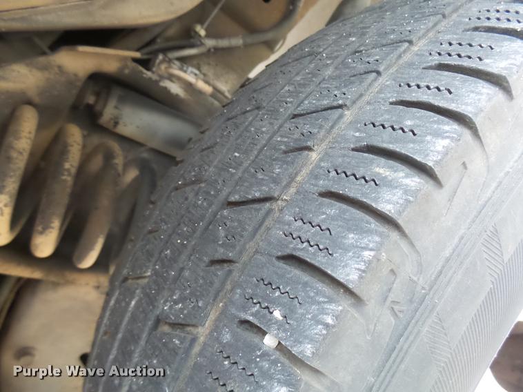 image for item DB2272 2005 Ford E350 Super Duty shuttle bus