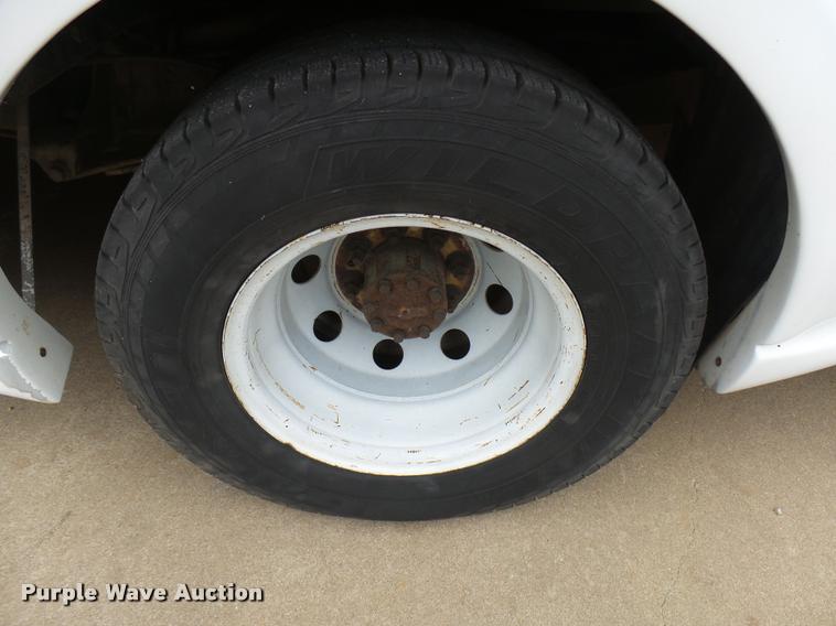 image for item DB2272 2005 Ford E350 Super Duty shuttle bus