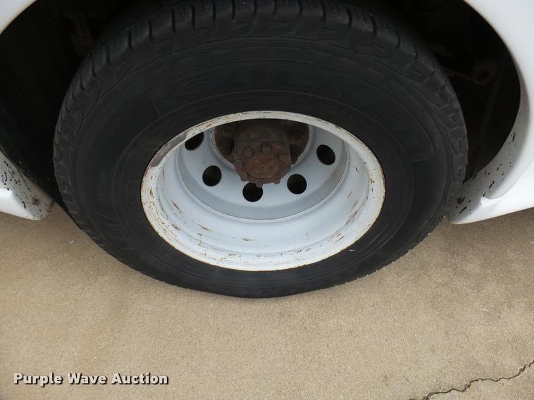 image for item DB2272 2005 Ford E350 Super Duty shuttle bus