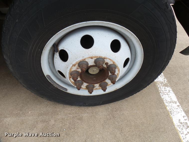 image for item DB2272 2005 Ford E350 Super Duty shuttle bus