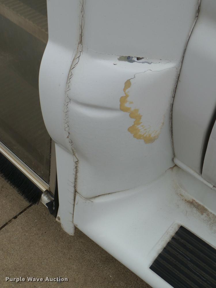 image for item DB2272 2005 Ford E350 Super Duty shuttle bus