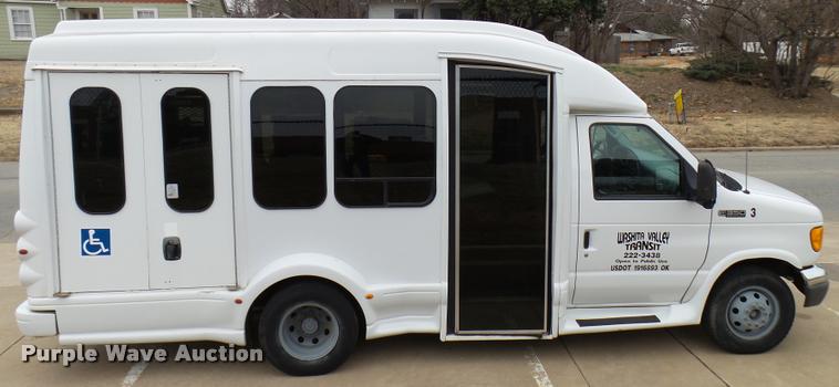 image for item DB2273 2005 Ford E350 Super Duty shuttle bus