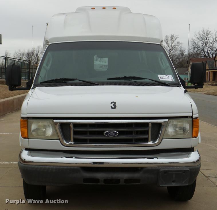 image for item DB2273 2005 Ford E350 Super Duty shuttle bus