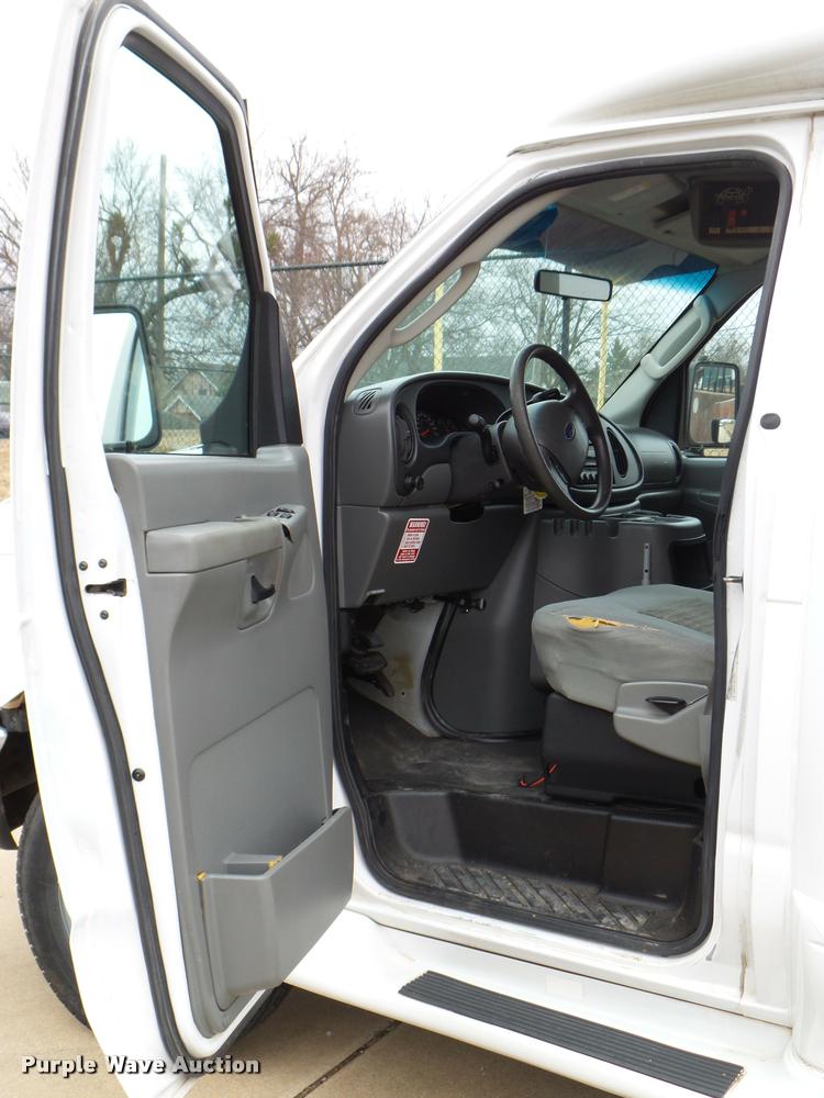 image for item DB2273 2005 Ford E350 Super Duty shuttle bus