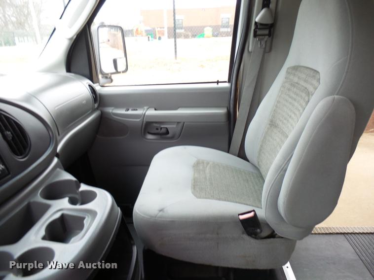 image for item DB2273 2005 Ford E350 Super Duty shuttle bus