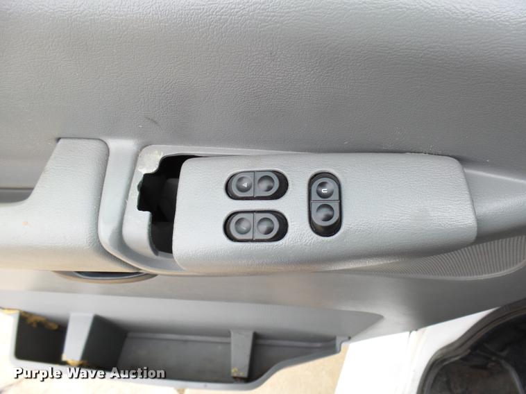 image for item DB2273 2005 Ford E350 Super Duty shuttle bus