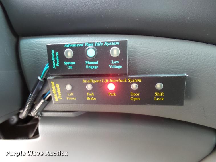 image for item DB2273 2005 Ford E350 Super Duty shuttle bus