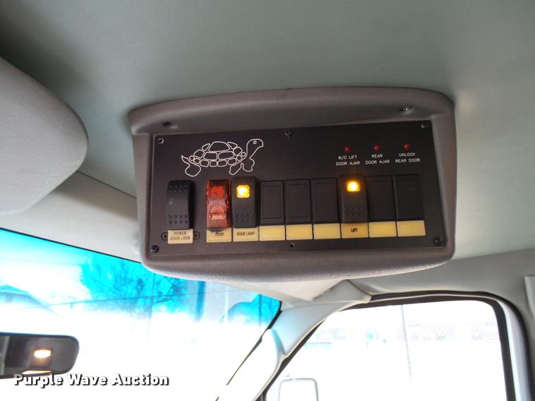 image for item DB2273 2005 Ford E350 Super Duty shuttle bus