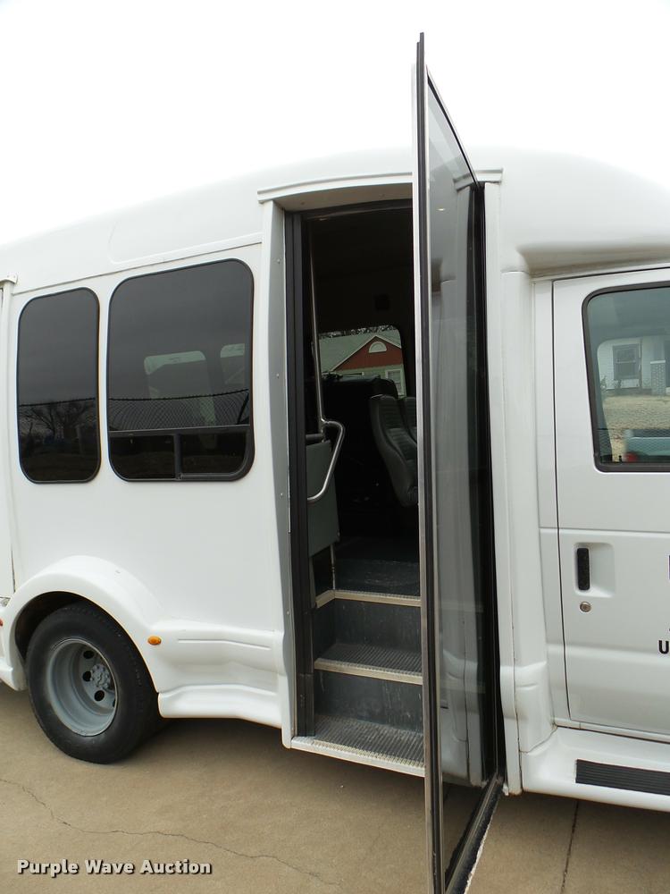 image for item DB2273 2005 Ford E350 Super Duty shuttle bus