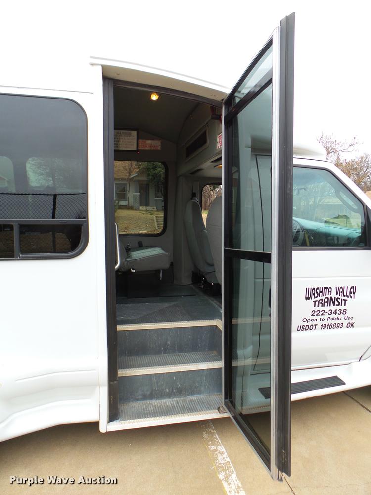 image for item DB2273 2005 Ford E350 Super Duty shuttle bus