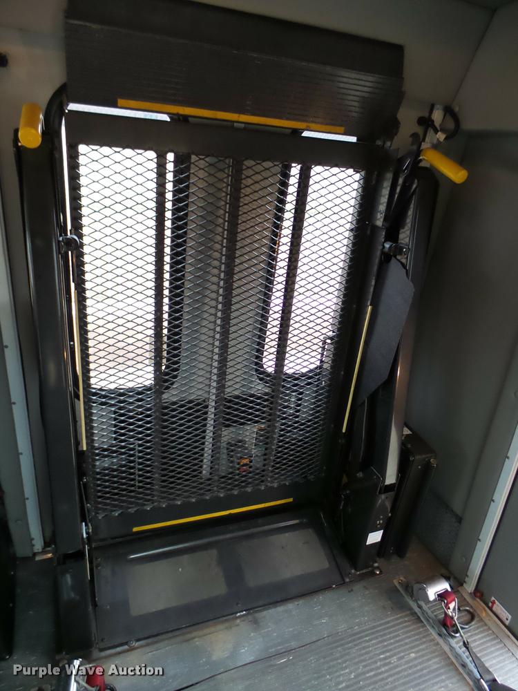 image for item DB2273 2005 Ford E350 Super Duty shuttle bus