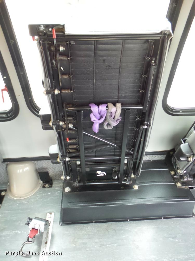 image for item DB2273 2005 Ford E350 Super Duty shuttle bus