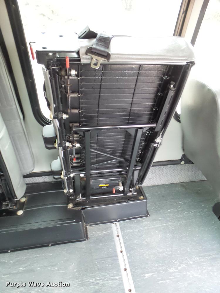 image for item DB2273 2005 Ford E350 Super Duty shuttle bus