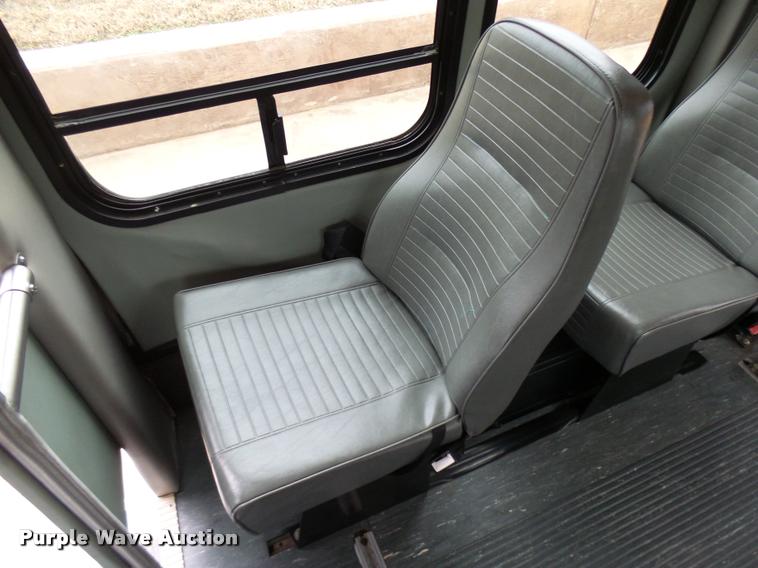 image for item DB2273 2005 Ford E350 Super Duty shuttle bus