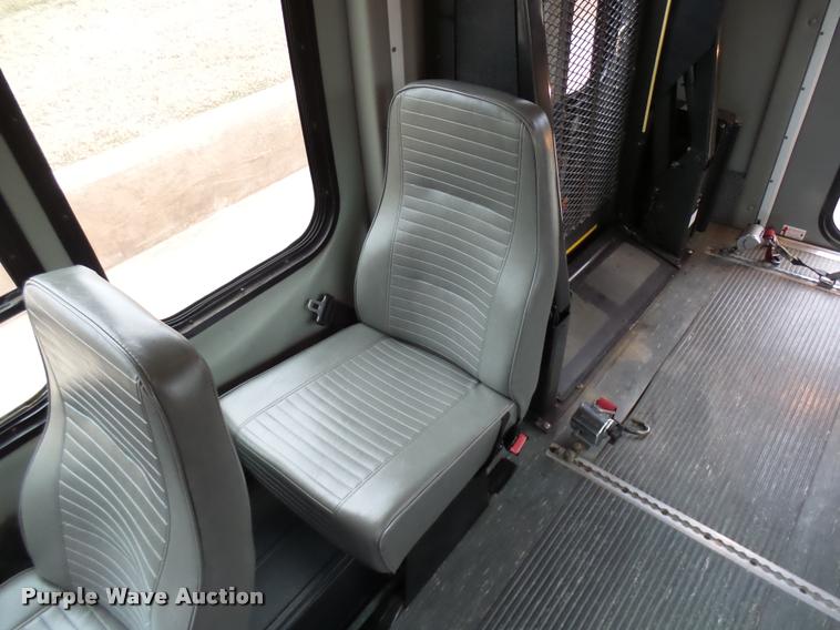 image for item DB2273 2005 Ford E350 Super Duty shuttle bus