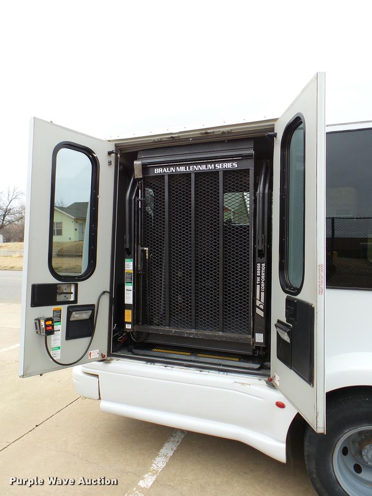 image for item DB2273 2005 Ford E350 Super Duty shuttle bus