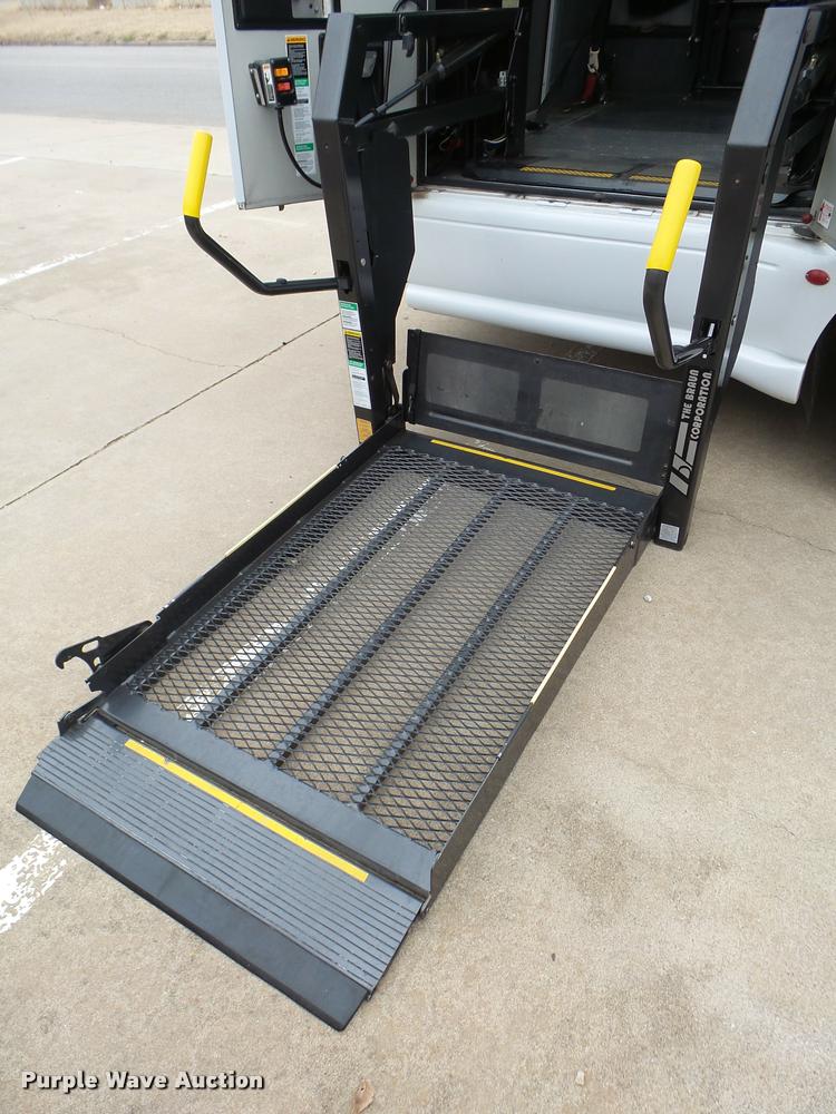 image for item DB2273 2005 Ford E350 Super Duty shuttle bus