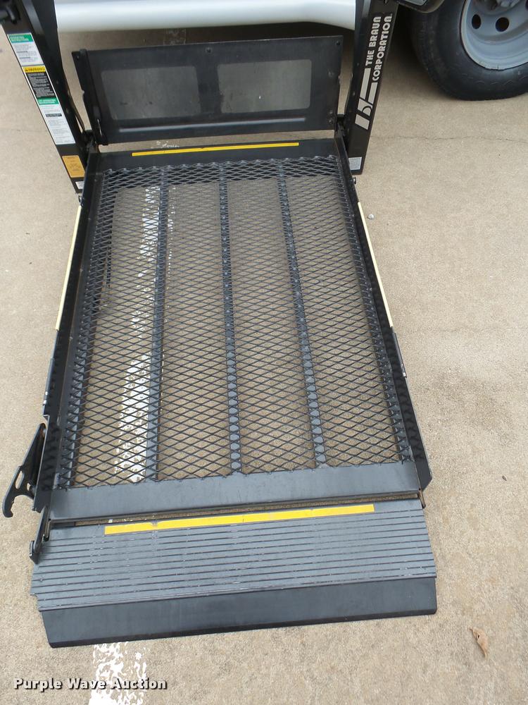 image for item DB2273 2005 Ford E350 Super Duty shuttle bus