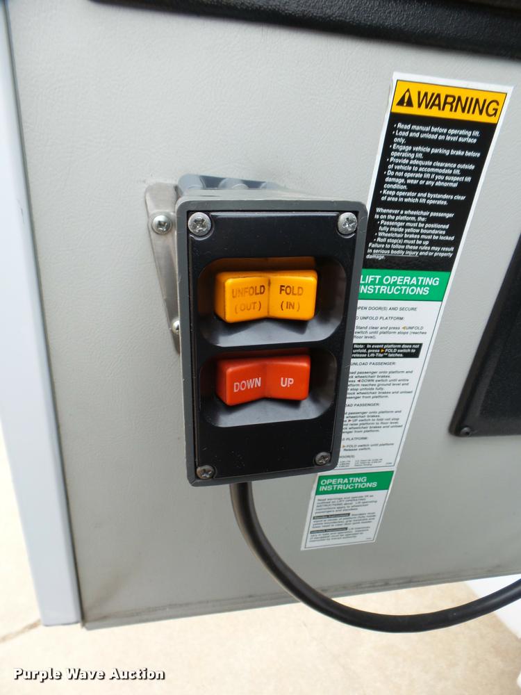 image for item DB2273 2005 Ford E350 Super Duty shuttle bus