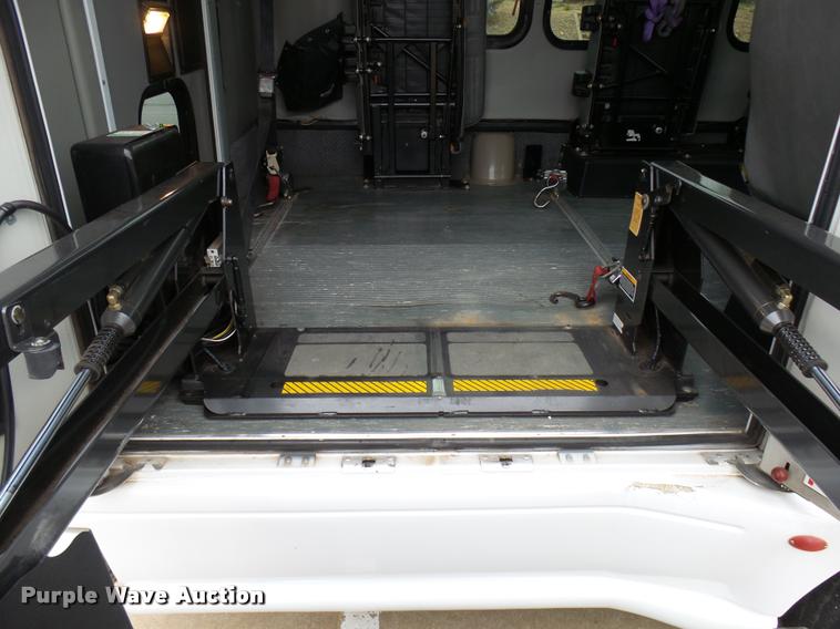 image for item DB2273 2005 Ford E350 Super Duty shuttle bus