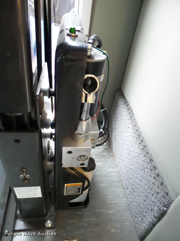 image for item DB2273 2005 Ford E350 Super Duty shuttle bus