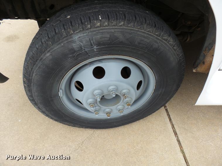 image for item DB2273 2005 Ford E350 Super Duty shuttle bus