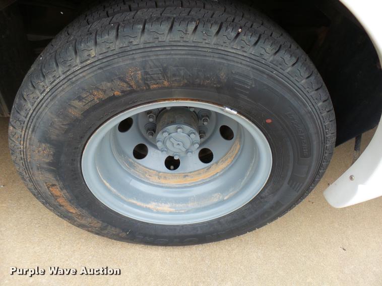 image for item DB2273 2005 Ford E350 Super Duty shuttle bus