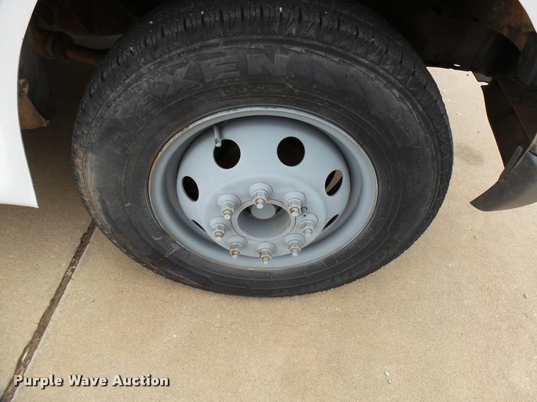 image for item DB2273 2005 Ford E350 Super Duty shuttle bus