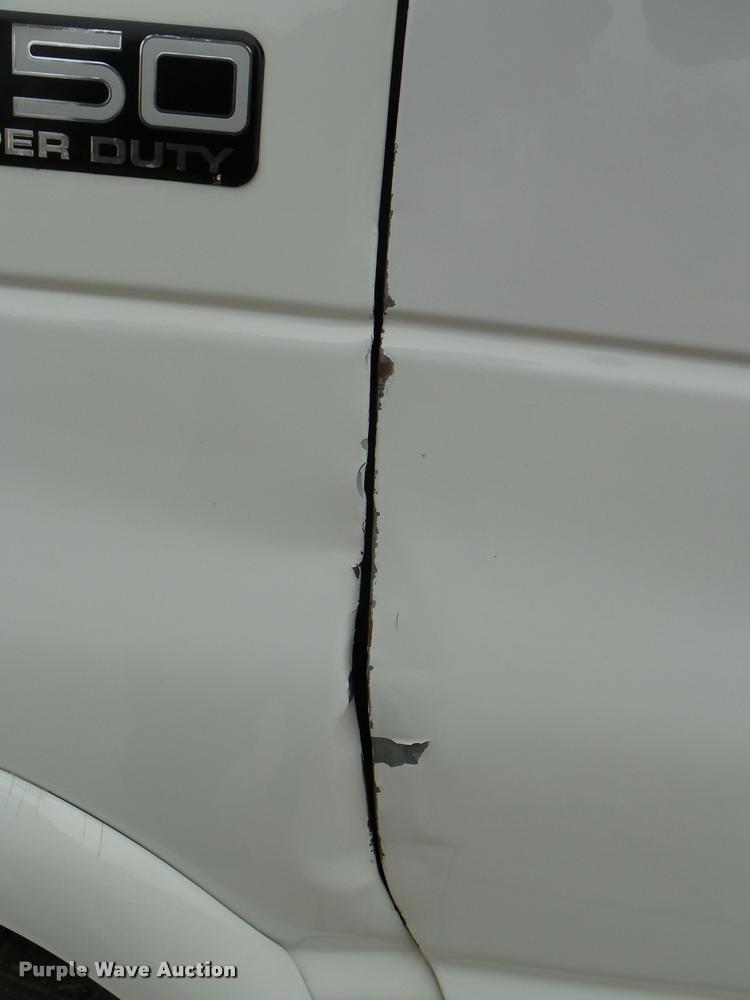 image for item DB2273 2005 Ford E350 Super Duty shuttle bus