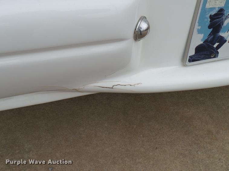 image for item DB2273 2005 Ford E350 Super Duty shuttle bus