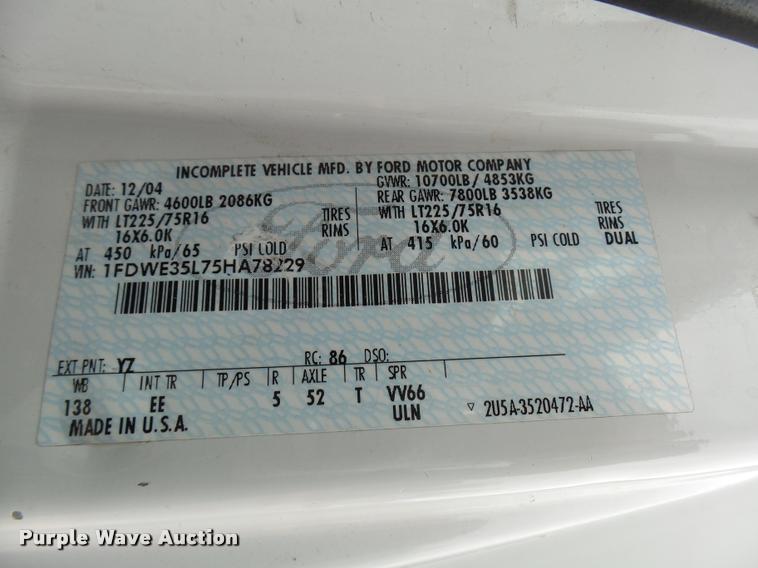 image for item DB2273 2005 Ford E350 Super Duty shuttle bus