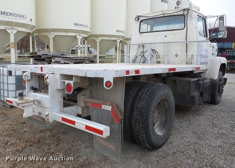 image for item DB5403 1985 Ford LN9000 flatbed truck