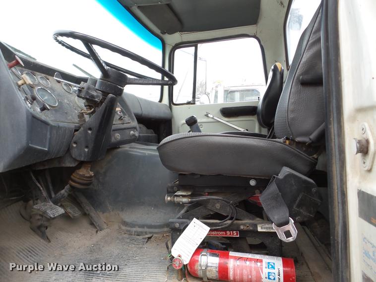 image for item DB5403 1985 Ford LN9000 flatbed truck