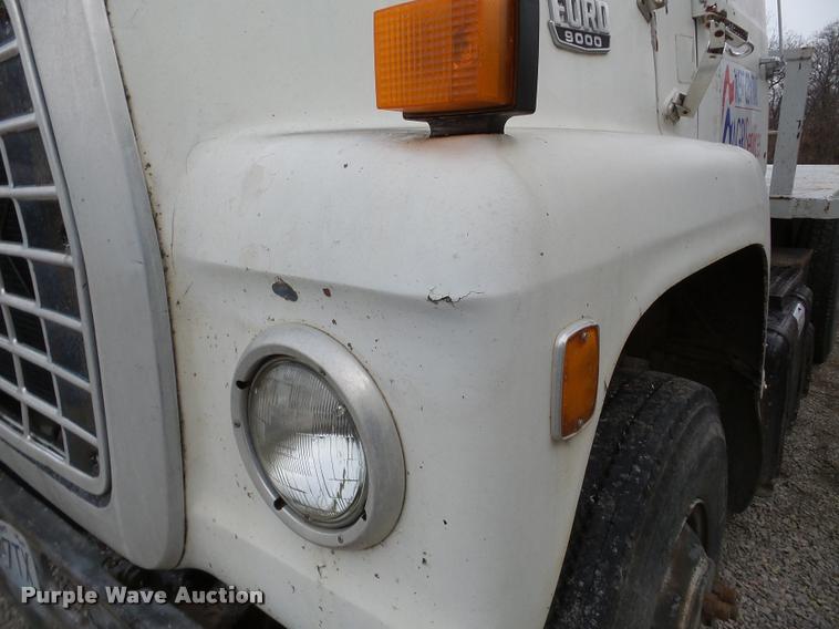 image for item DB5403 1985 Ford LN9000 flatbed truck