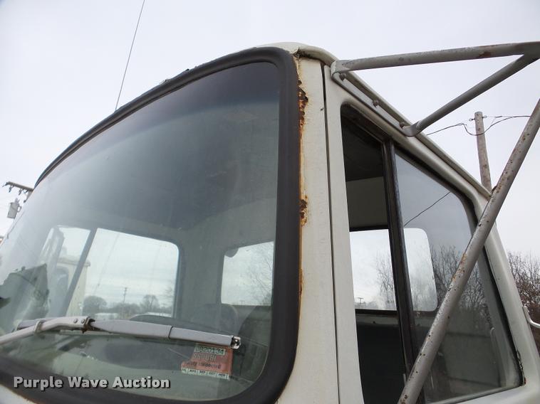 image for item DB5403 1985 Ford LN9000 flatbed truck